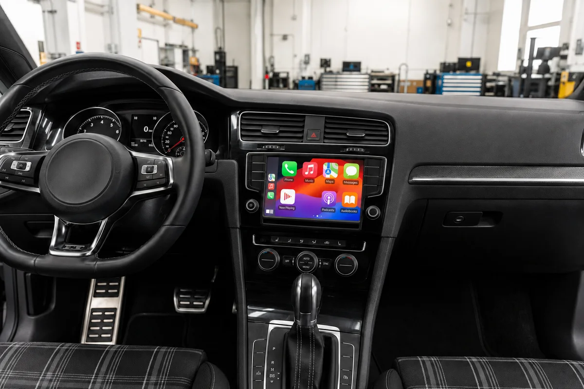 BT Automultimedia & Retrofit Volkswagen interieur met CarPlay-scherm zonder zichtbaar voertuiglogo